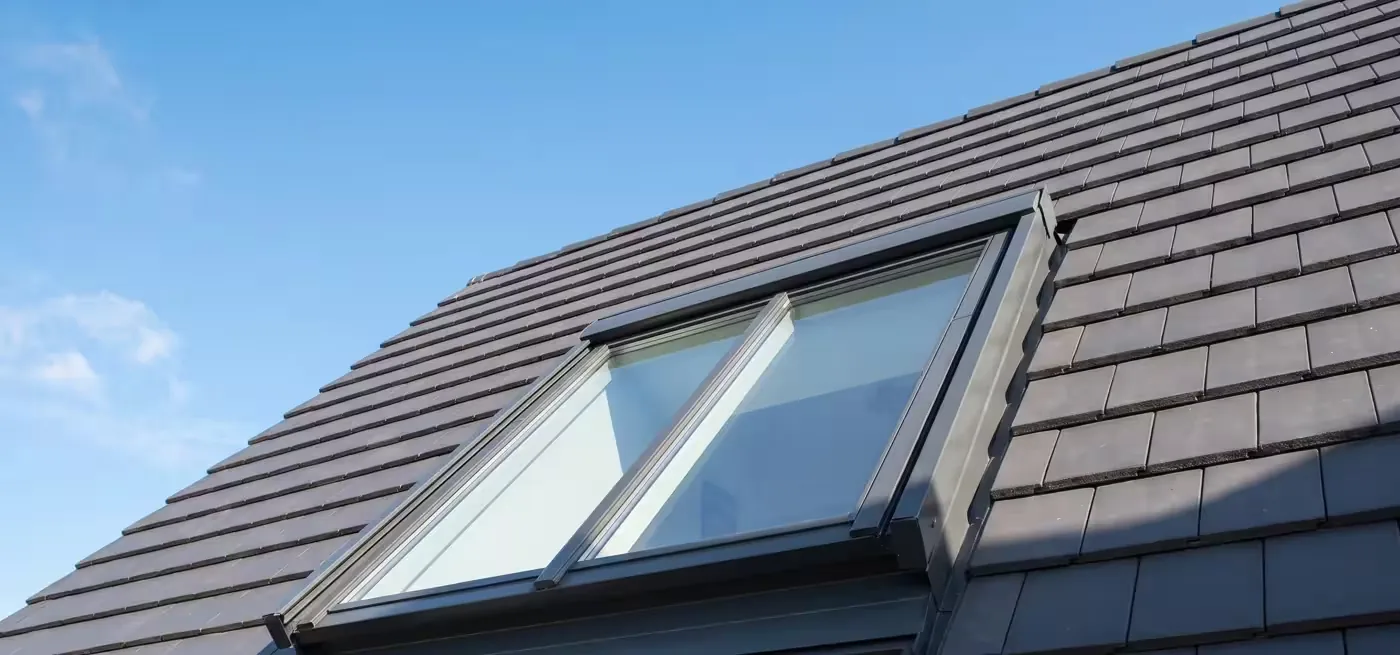 Modernes Dachflächenfenster in einem Ziegeldach
