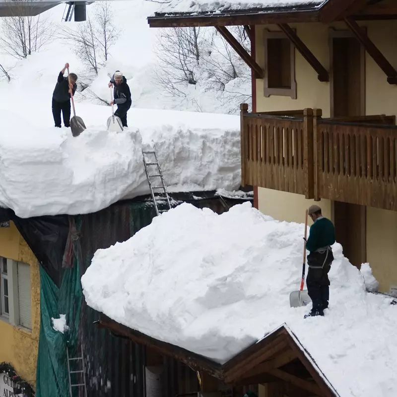 Schneelast auf einem Dach im Winter